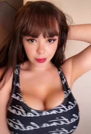 2. Danyan Cat Looks Sexy in Crop Top and Bouncing Boobs