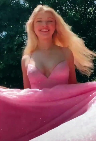 5. Sexy Charli Elise Shows Cleavage in Pink Dress