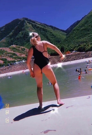 3. Sexy Cierra Michelle Memmott Shows Butt at the Beach