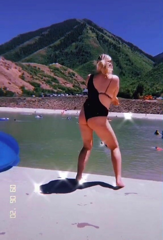 4. Sexy Cierra Michelle Memmott Shows Butt at the Beach