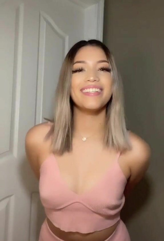 Sexy Noheliaah Shows Cleavage in Pink Crop Top