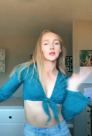 4. Hot Bailey McManus Shows Cleavage in Turquoise Crop Top