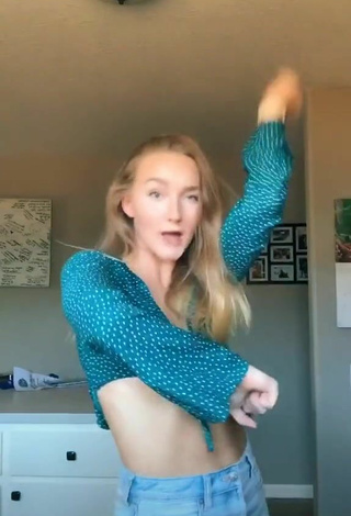 1. Sexy Bailey McManus Shows Cleavage in Turquoise Crop Top
