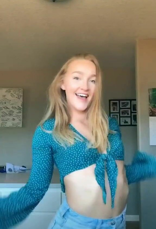 4. Sexy Bailey McManus Shows Cleavage in Turquoise Crop Top