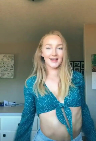 5. Sexy Bailey McManus Shows Cleavage in Turquoise Crop Top