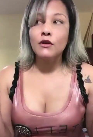 Sexy Daylana Espindola Shows Cleavage