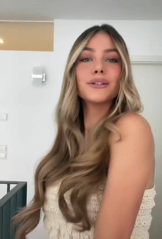 4. Sexy Emilia.bte Shows Cleavage