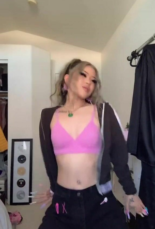 3. Sexy irenedoll Shows Cleavage in Pink Bra