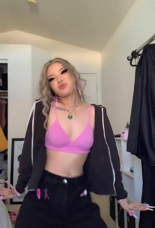 4. Sexy irenedoll Shows Cleavage in Pink Bra