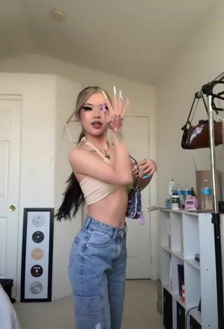 Hot irenedoll Shows Cleavage in Crop Top