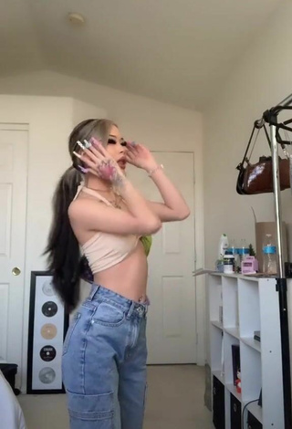 3. Hot irenedoll Shows Cleavage in Crop Top
