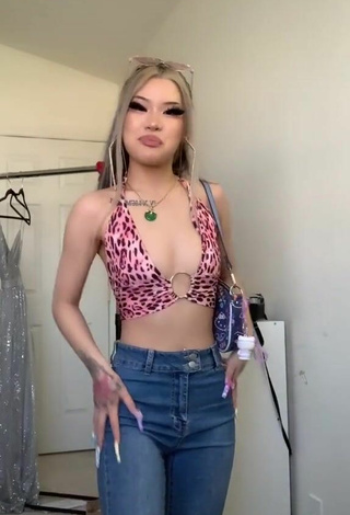 3. Sexy irenedoll Shows Cleavage in Crop Top