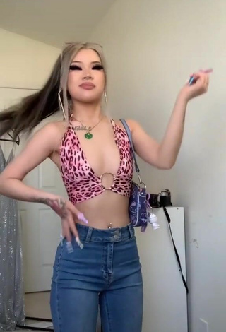 4. Sexy irenedoll Shows Cleavage in Crop Top
