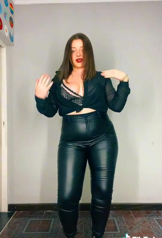 4. Sexy iri.prochetto Shows Cleavage in Black Crop Top and Bouncing Breasts