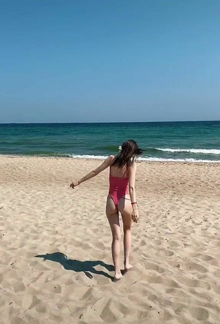4. Sexy Iryna Kudashova Shows Butt at the Beach