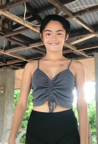 2. Beautiful Isabel Luche Shows Cleavage in Sexy Grey Crop Top