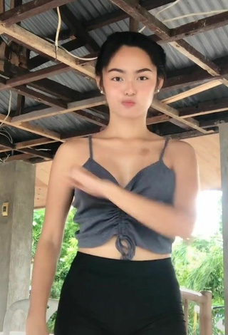 4. Beautiful Isabel Luche Shows Cleavage in Sexy Grey Crop Top