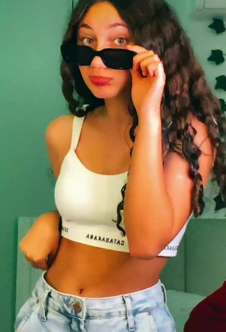 Hot Isabela Shows Cleavage in White Crop Top