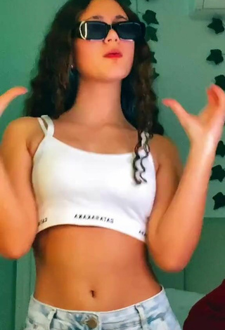 5. Hot Isabela Shows Cleavage in White Crop Top