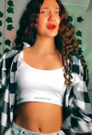 Sexy Isabela Shows Cleavage in White Crop Top