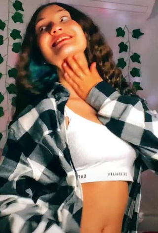 4. Sexy Isabela Shows Cleavage in White Crop Top