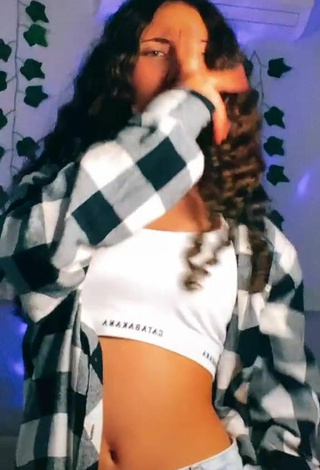6. Sexy Isabela Shows Cleavage in White Crop Top