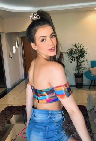 3. Dazzling Isa Pinheiro Shows Cleavage in Inviting Crop Top