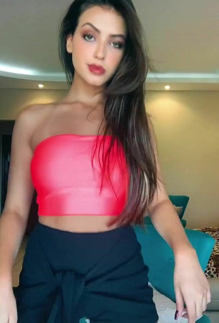 2. Hot Isa Pinheiro Shows Cleavage in Pink Tube Top