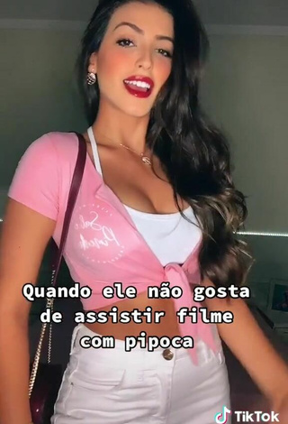 3. Adorable Isa Pinheiro Shows Cleavage in Seductive Crop Top