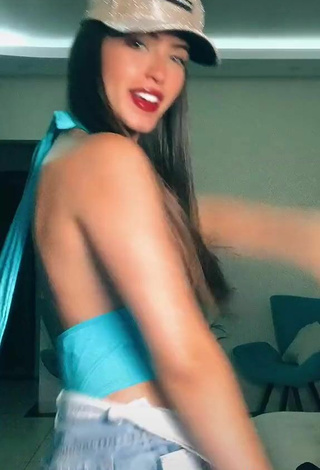 6. Hot Isa Pinheiro Shows Cleavage in Turquoise Swimsuit while Twerking