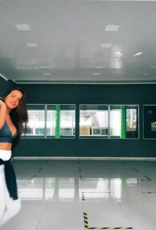 Beautiful Isa Pinheiro Shows Cleavage in Sexy Sport Bra