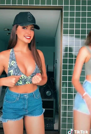 5. Amazing Isa Pinheiro Shows Cleavage in Hot Crop Top