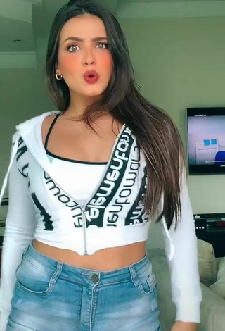 2. Beautiful Isa Pinheiro Shows Cleavage in Sexy Crop Top