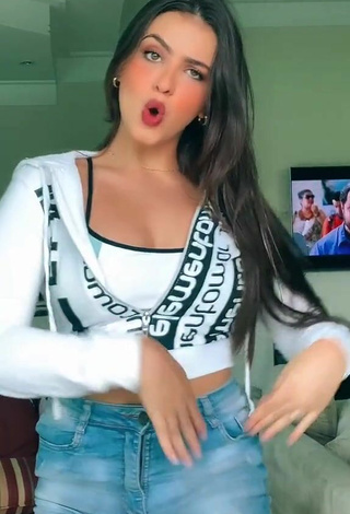 3. Beautiful Isa Pinheiro Shows Cleavage in Sexy Crop Top