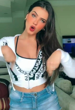 5. Beautiful Isa Pinheiro Shows Cleavage in Sexy Crop Top