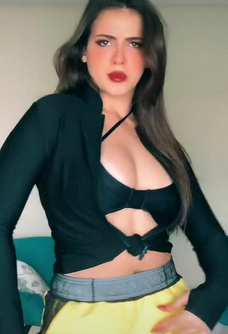 2. Sweetie Isa Pinheiro Shows Cleavage in Black Crop Top and Bouncing Tits