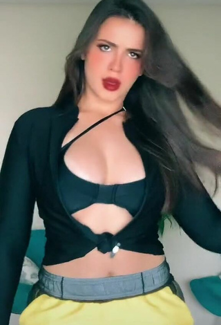 3. Sweetie Isa Pinheiro Shows Cleavage in Black Crop Top and Bouncing Tits