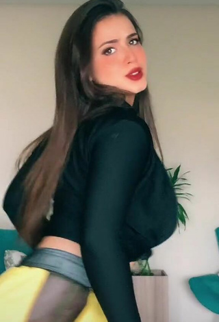 6. Sweetie Isa Pinheiro Shows Cleavage in Black Crop Top and Bouncing Tits