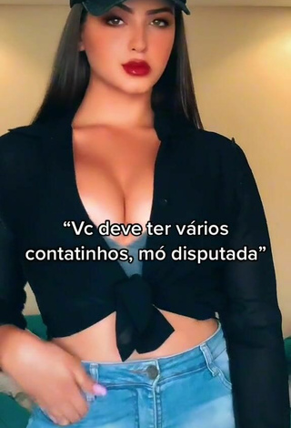 2. Sexy Isa Pinheiro Shows Cleavage in Black Crop Top