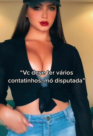 3. Sexy Isa Pinheiro Shows Cleavage in Black Crop Top