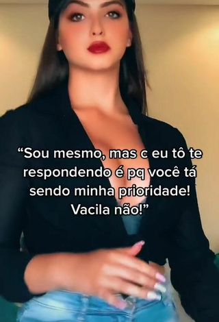 5. Sexy Isa Pinheiro Shows Cleavage in Black Crop Top