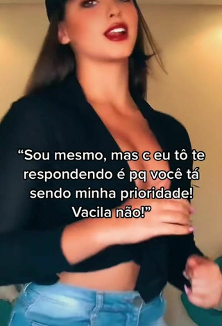 6. Sexy Isa Pinheiro Shows Cleavage in Black Crop Top