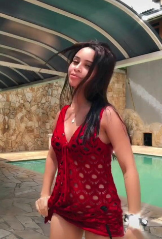 5. Sexy Carol Nunes Shows Cleavage in Red Dress while Twerking