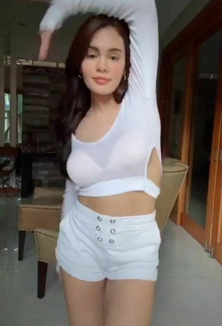 3. Sexy Ivana Alawi Shows Cleavage in White Crop Top