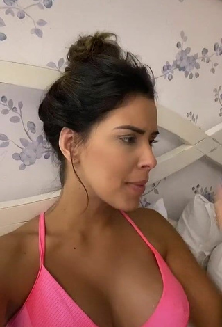 1. Sexy Ivy Moraes Shows Cleavage in Pink Bra