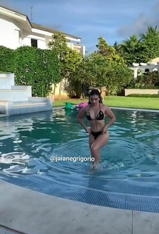 2. Sexy Jaiane Grigorio Shows Cleavage in Bikini at the Swimming Pool