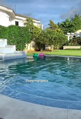 5. Sexy Jaiane Grigorio Shows Cleavage in Bikini at the Swimming Pool