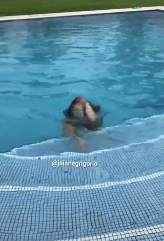 6. Sexy Jaiane Grigorio Shows Cleavage in Bikini at the Swimming Pool
