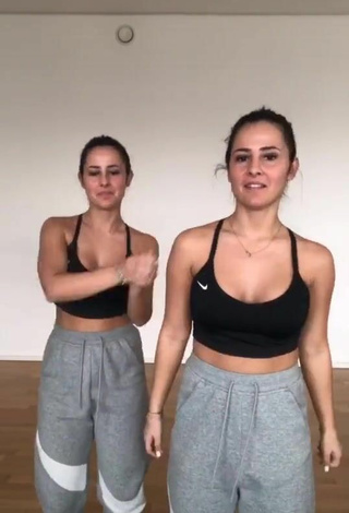 3. Sweet jakictwins Shows Cleavage in Cute Sport Bra