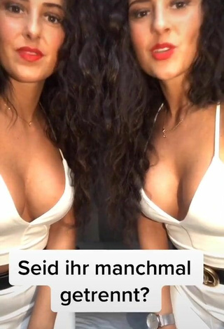 jakictwins Demonstrates Wonderful Cleavage